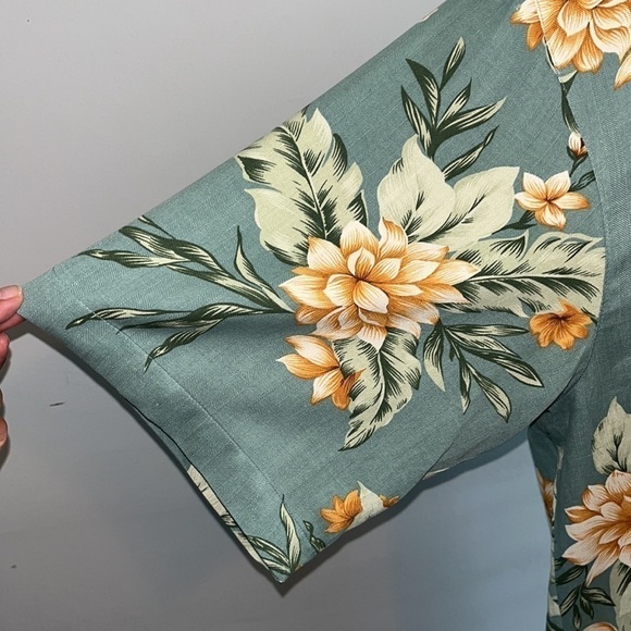 Tommy Bahama 100% SILK
Hawaiian Shirt Men's MEDIUM
Light green w/ Beige Flowers - Picture 3 of 10